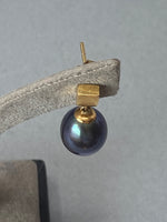 Load image into Gallery viewer, 18 Carat Gold and Black Pearl Earrings
