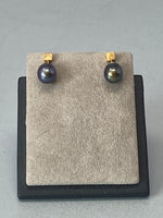 Load image into Gallery viewer, 18 Carat Gold and Black Pearl Earrings
